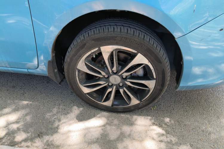 Used BYD Qin New Energy 2016 Qin EV300 Prestige Model Right Front Wheel Hub