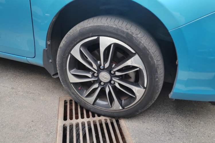 Used BYD Qin New Energy 2016 Qin EV300 Prestige Model Right Front Wheel Hub