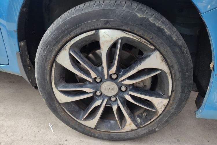 Used BYD Qin New Energy 2016 Qin EV300 Prestige Model Right Front Wheel Hub