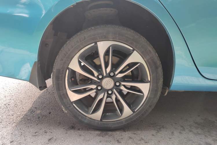 Used BYD Qin New Energy 2016 Qin EV300 Prestige Model Right Rear Wheel Hub