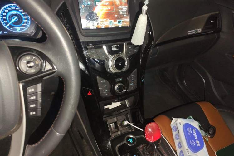 Used BYD Qin New Energy 2016 Qin EV300 Prestige Model Audio And AC Panel