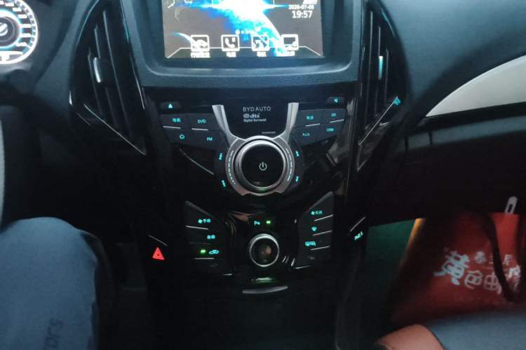 Used BYD Qin New Energy 2016 Qin EV300 Prestige Model Audio And AC Panel