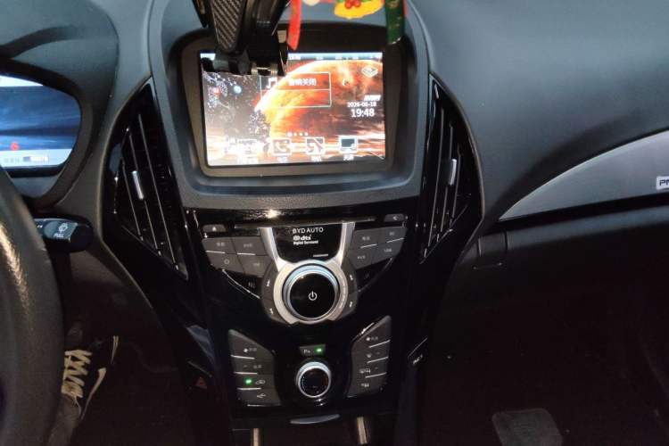 Used BYD Qin New Energy 2016 Qin EV300 Prestige Model Audio And AC Panel