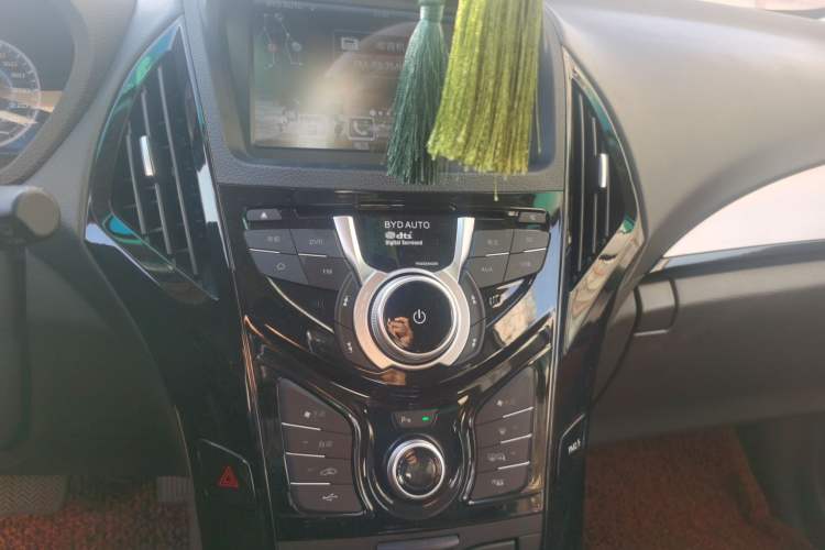 Used BYD Qin New Energy 2016 Qin EV300 Prestige Model Audio And AC Panel
