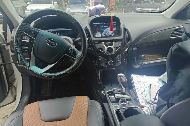 Used BYD Qin New Energy 2016 Qin EV300 Prestige Model Center Console
