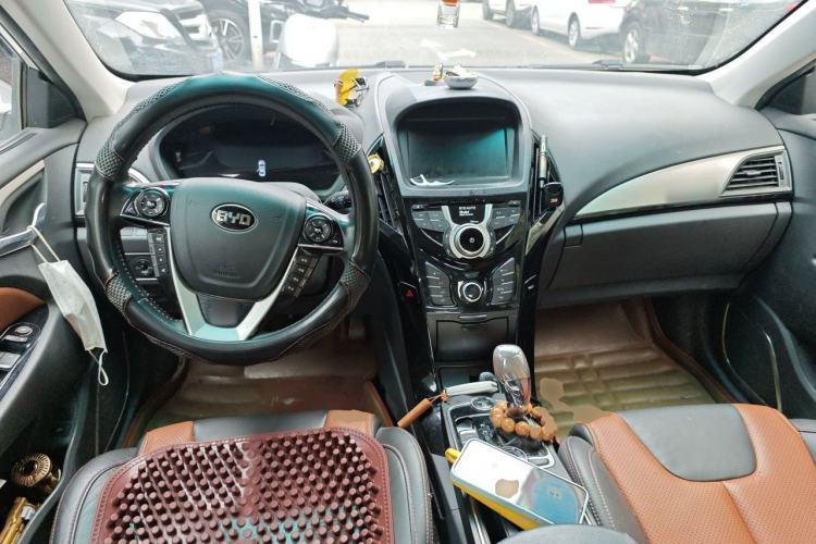 Used BYD Qin New Energy 2016 Qin EV300 Prestige Model Center Console