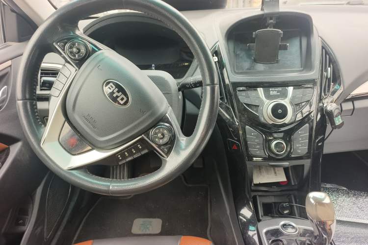 Used BYD Qin New Energy 2016 Qin EV300 Prestige Model Center Console