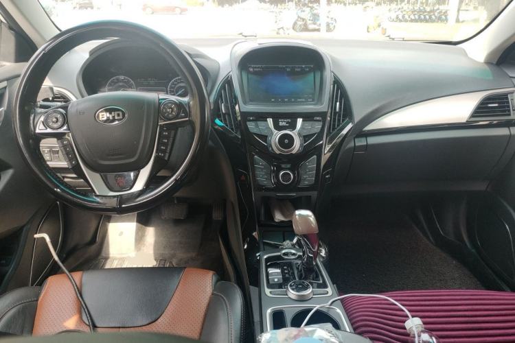 Used BYD Qin New Energy 2016 Qin EV300 Prestige Model Center Console