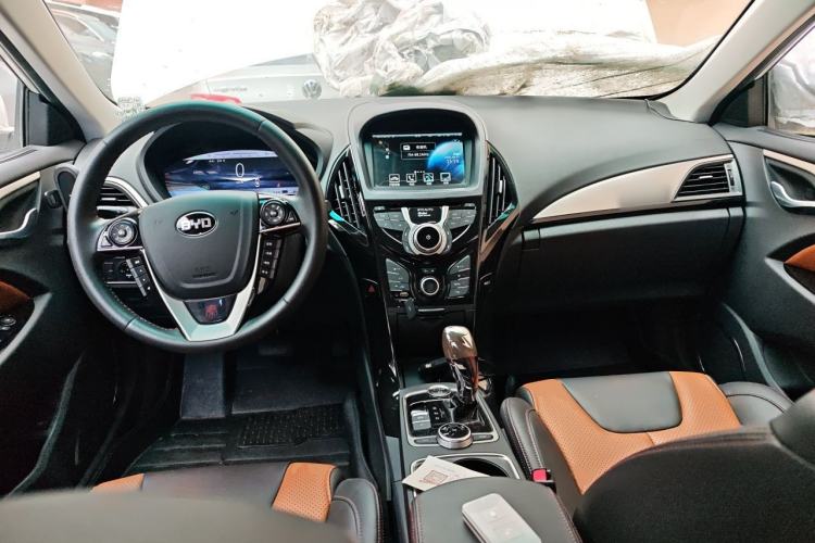 Used BYD Qin New Energy 2016 Qin EV300 Prestige Model Center Console