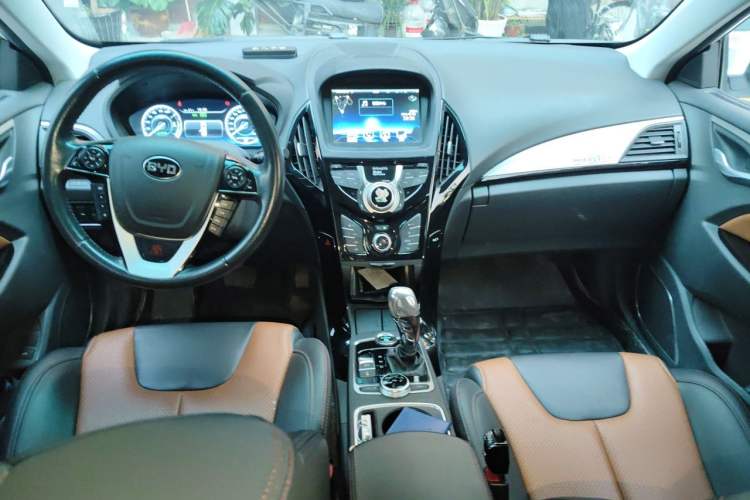 Used BYD Qin New Energy 2016 Qin EV300 Prestige Model Center Console