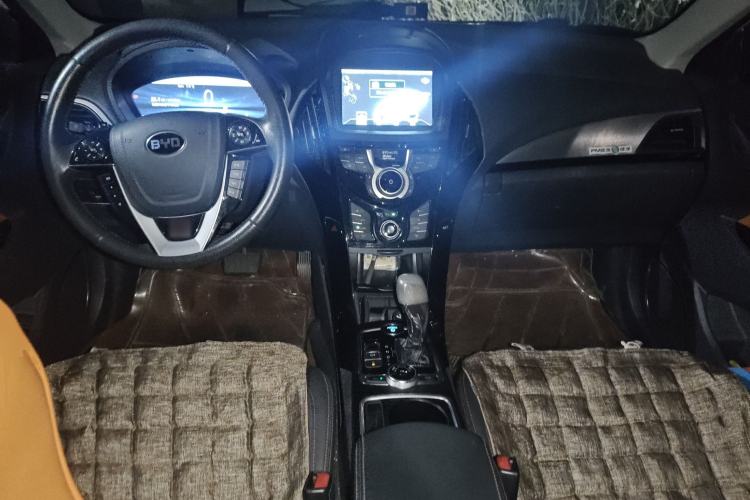 Used BYD Qin New Energy 2016 Qin EV300 Prestige Model Center Console