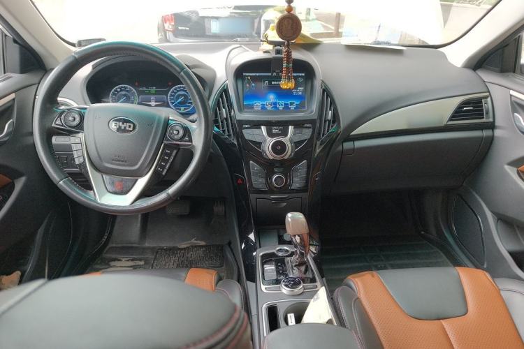 Used BYD Qin New Energy 2016 Qin EV300 Prestige Model Center Console