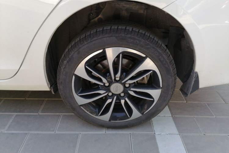 Used BYD Qin New Energy 2016 Qin EV300 Prestige Model Left Rear Wheel Hub