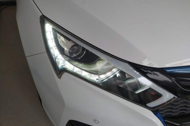 Used BYD Qin New Energy 2016 Qin EV300 Prestige Model Right Front Headlight