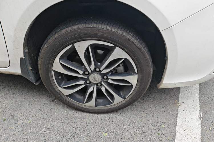 Used BYD Qin New Energy 2016 Qin EV300 Prestige Model Right Front Wheel Hub