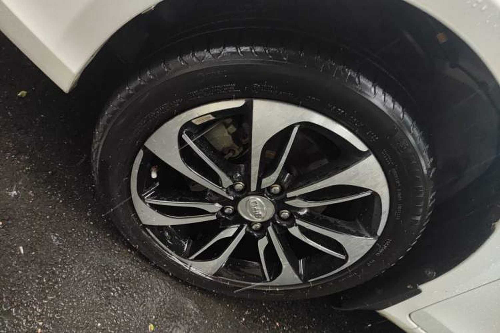 Used BYD Qin New Energy 2016 Qin EV300 Prestige Model Right Front Wheel Hub