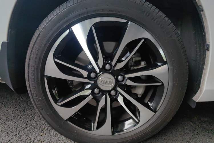 Used BYD Qin New Energy 2016 Qin EV300 Prestige Model Right Front Wheel Hub