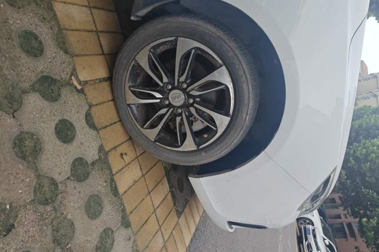 Used BYD Qin New Energy 2016 Qin EV300 Prestige Model Right Front Wheel Hub