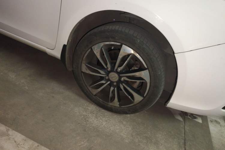 Used BYD Qin New Energy 2016 Qin EV300 Prestige Model Right Front Wheel Hub