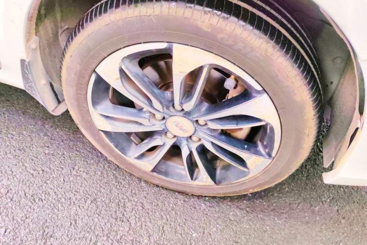 Used BYD Qin New Energy 2016 Qin EV300 Prestige Model Right Front Wheel Hub