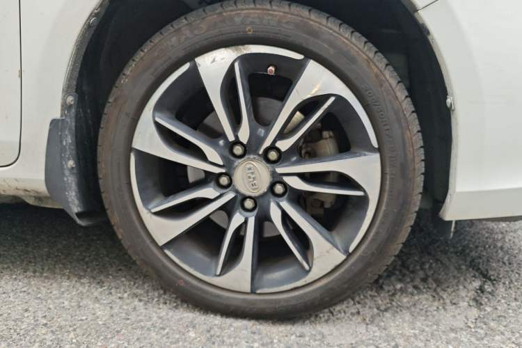 Used BYD Qin New Energy 2016 Qin EV300 Prestige Model Right Front Wheel Hub