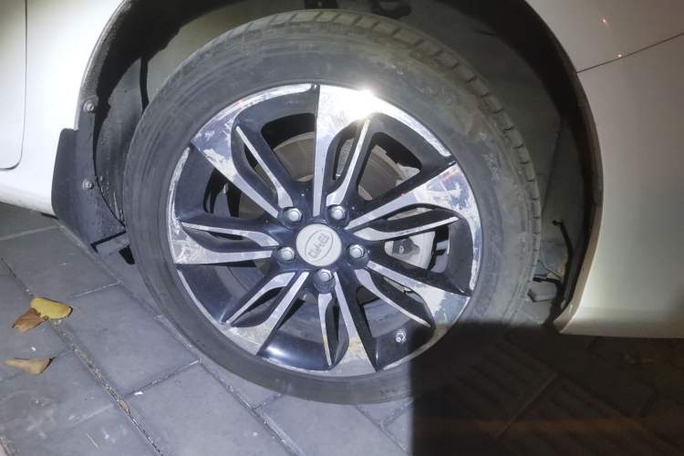Used BYD Qin New Energy 2016 Qin EV300 Prestige Model Right Front Wheel Hub