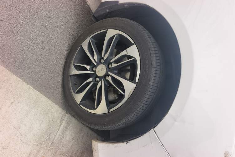 Used BYD Qin New Energy 2016 Qin EV300 Prestige Model Right Front Wheel Hub