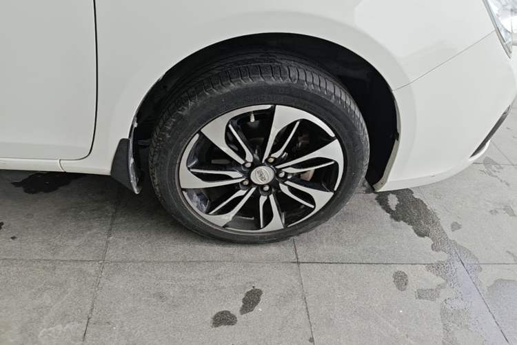 Used BYD Qin New Energy 2016 Qin EV300 Prestige Model Right Front Wheel Hub