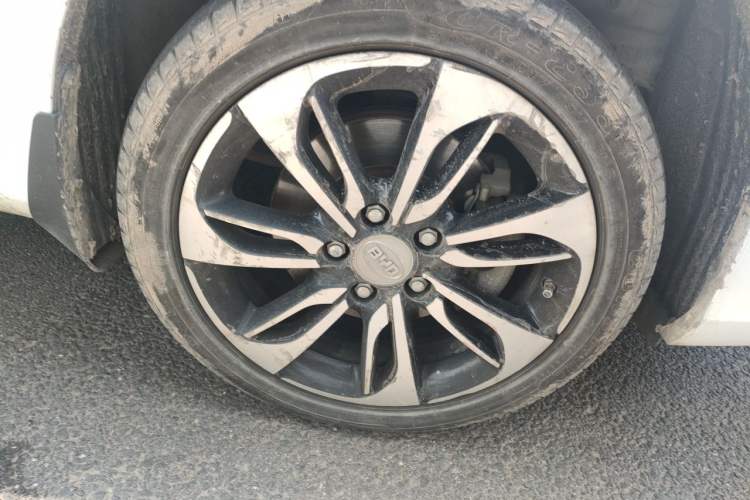 Used BYD Qin New Energy 2016 Qin EV300 Prestige Model Right Front Wheel Hub