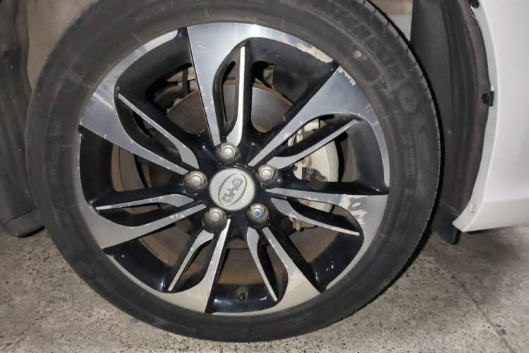 Used BYD Qin New Energy 2016 Qin EV300 Prestige Model Right Front Wheel Hub