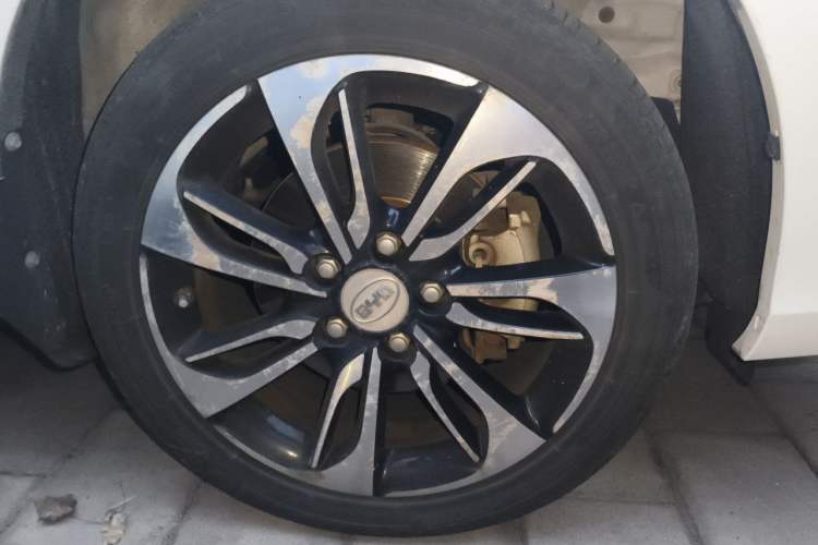 Used BYD Qin New Energy 2016 Qin EV300 Prestige Model Right Front Wheel Hub