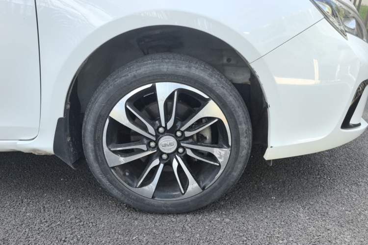 Used BYD Qin New Energy 2016 Qin EV300 Prestige Model Right Front Wheel Hub