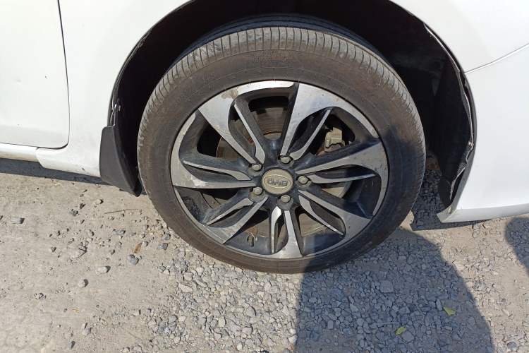 Used BYD Qin New Energy 2016 Qin EV300 Prestige Model Right Front Wheel Hub