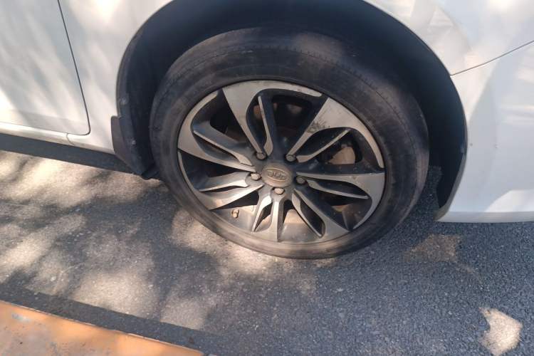 Used BYD Qin New Energy 2016 Qin EV300 Prestige Model Right Front Wheel Hub