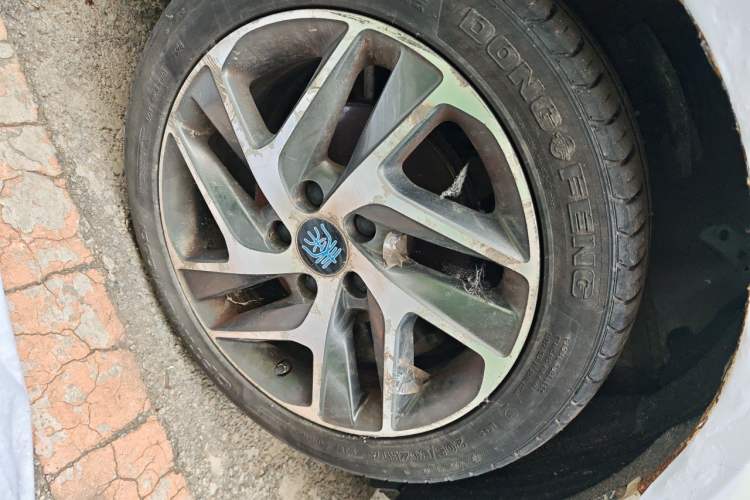 Used BYD Qin New Energy 2016 Qin EV300 Prestige Model Right Front Wheel Hub