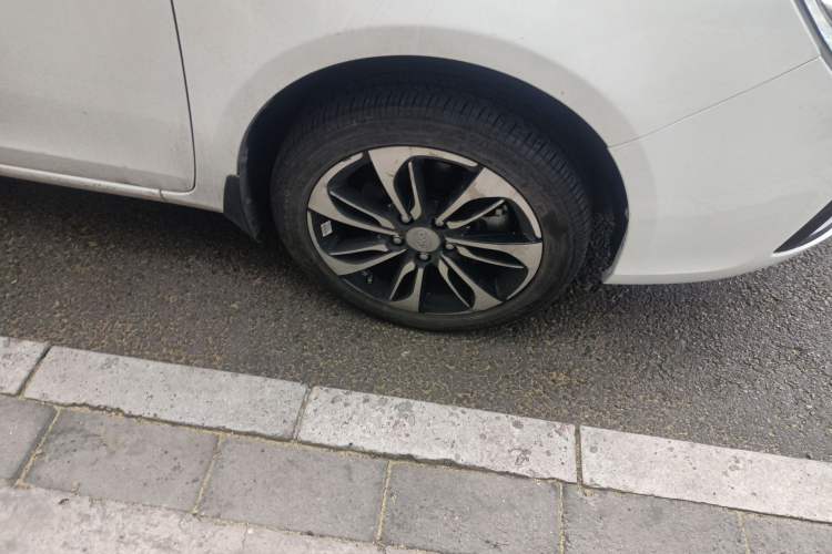 Used BYD Qin New Energy 2016 Qin EV300 Prestige Model Right Front Wheel Hub
