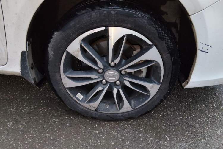 Used BYD Qin New Energy 2016 Qin EV300 Prestige Model Right Front Wheel Hub