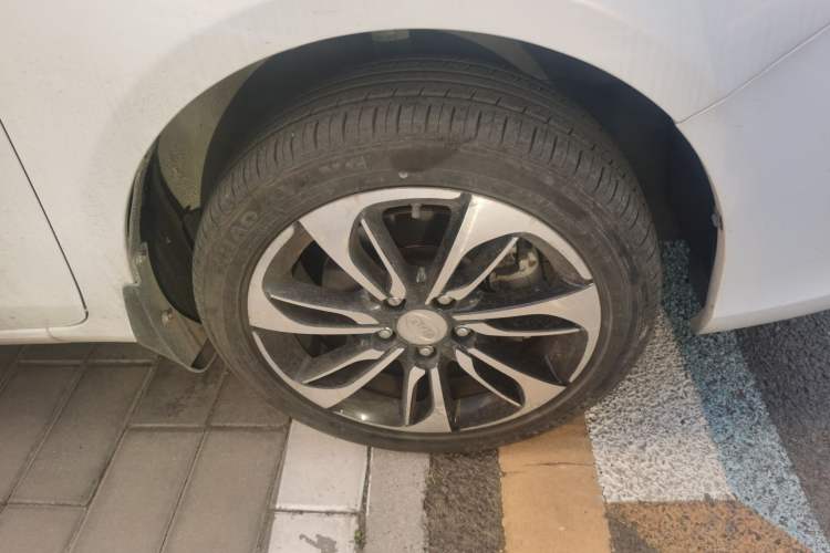 Used BYD Qin New Energy 2016 Qin EV300 Prestige Model Right Front Wheel Hub