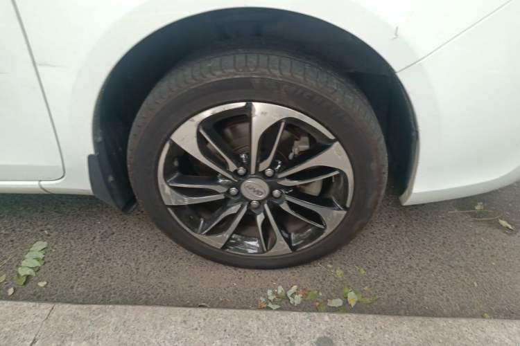 Used BYD Qin New Energy 2016 Qin EV300 Prestige Model Right Front Wheel Hub