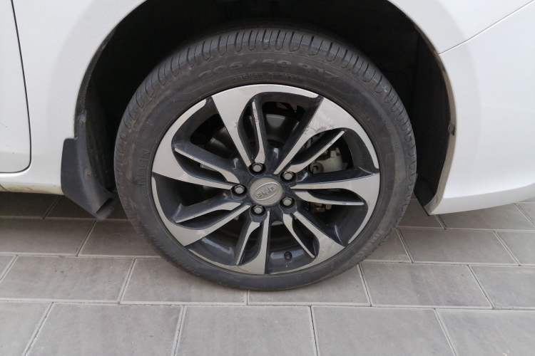 Used BYD Qin New Energy 2016 Qin EV300 Prestige Model Right Front Wheel Hub