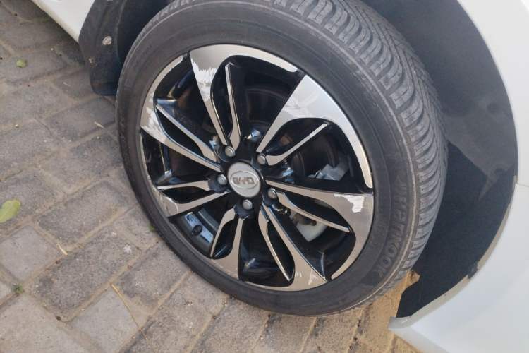 Used BYD Qin New Energy 2016 Qin EV300 Prestige Model Right Front Wheel Hub