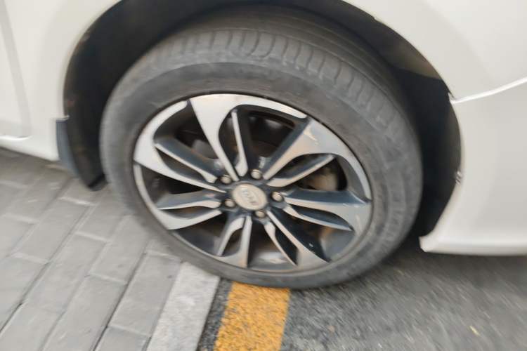 Used BYD Qin New Energy 2016 Qin EV300 Prestige Model Right Front Wheel Hub