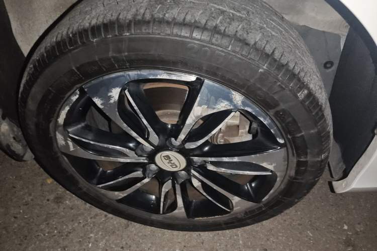 Used BYD Qin New Energy 2016 Qin EV300 Prestige Model Right Front Wheel Hub