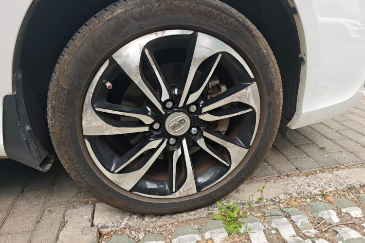 Used BYD Qin New Energy 2016 Qin EV300 Prestige Model Right Front Wheel Hub