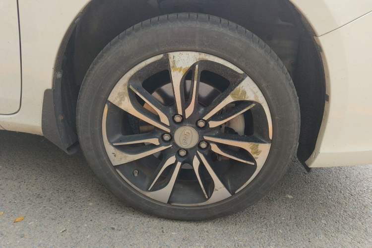 Used BYD Qin New Energy 2016 Qin EV300 Prestige Model Right Front Wheel Hub