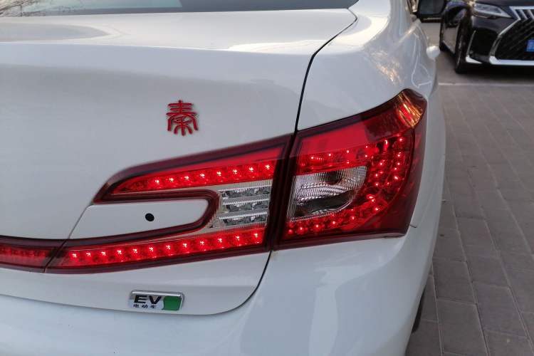 Used BYD Qin New Energy 2016 Qin EV300 Prestige Model Right Rear Taillight