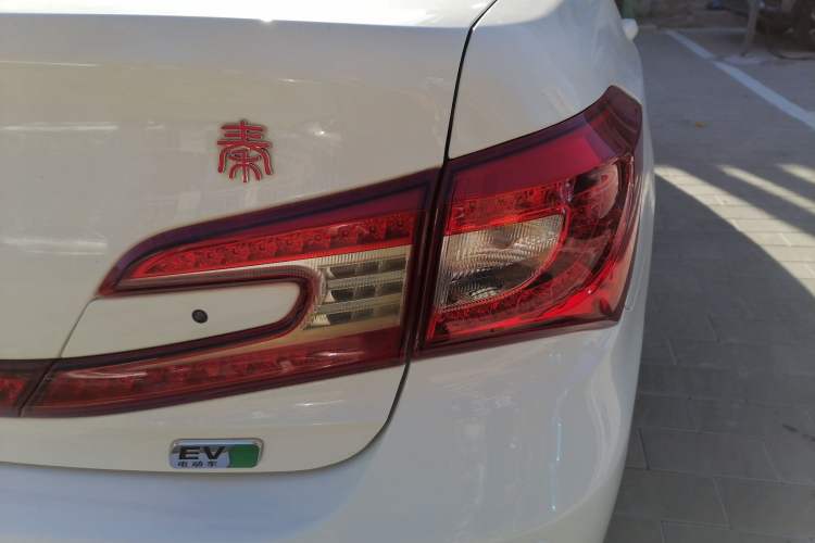 Used BYD Qin New Energy 2016 Qin EV300 Prestige Model Right Rear Taillight