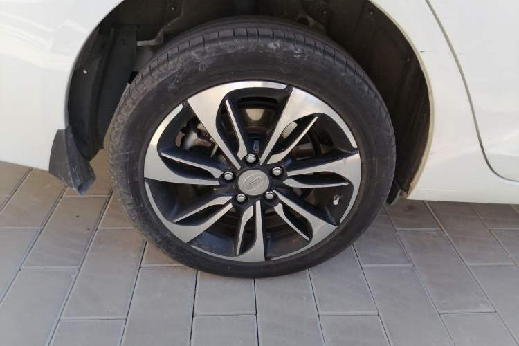 Used BYD Qin New Energy 2016 Qin EV300 Prestige Model Right Rear Wheel Hub