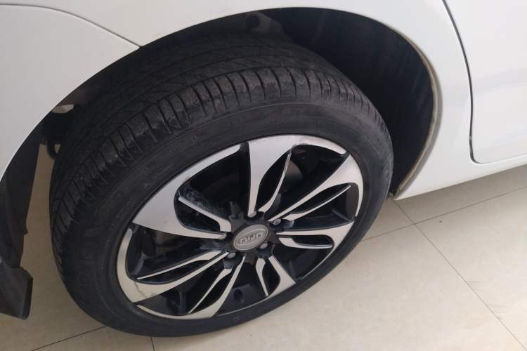 Used BYD Qin New Energy 2016 Qin EV300 Prestige Model Right Rear Wheel Hub