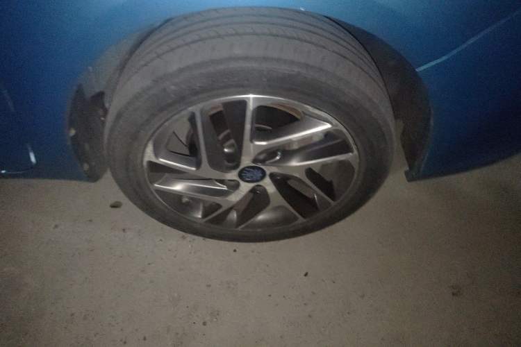 Used BYD Qin New Energy 2017 Qin EV300 Flagship Model Right Front Wheel Hub